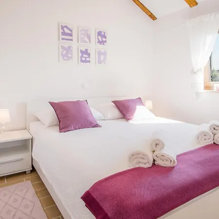 2 Bedroom Amazing In Holiday home Sveti Vid-Miholjice