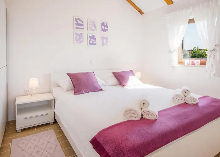 2 Bedroom Amazing In Prázdninový dům Sveti Vid-Miholjice